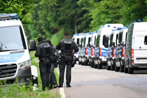 Einsatzkräfte der Polizei stehen mit ihren Mannschaftswagen für eine Razzia im "Reichsbürger"-Milieu bereit