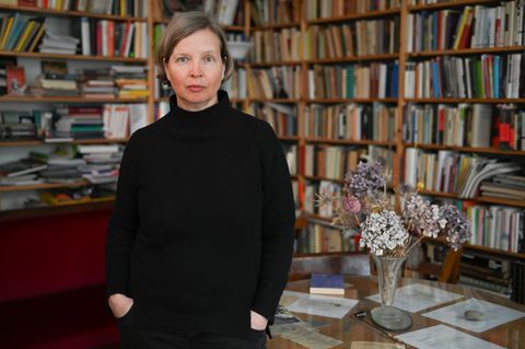 Jenny Erpenbeck in der Bibliothek ihrer Berliner Wohnung