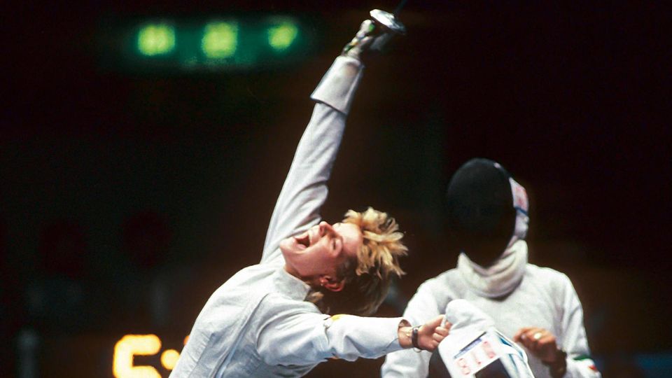 Anja Fichtel 1988, wie sie über einen Sieg beim Fechten jubelt