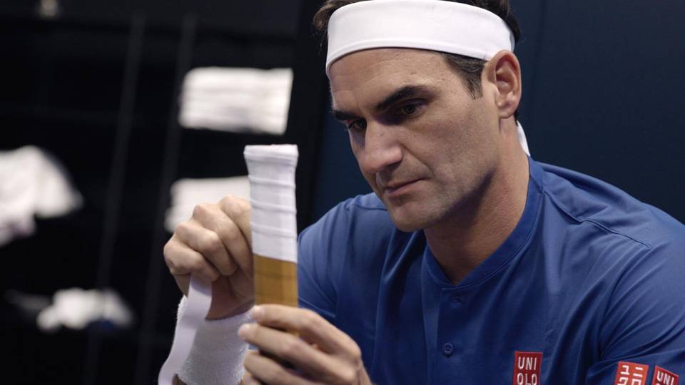 Roger Federer bereitet in einer Filmszene seinen Tennisschläger vor