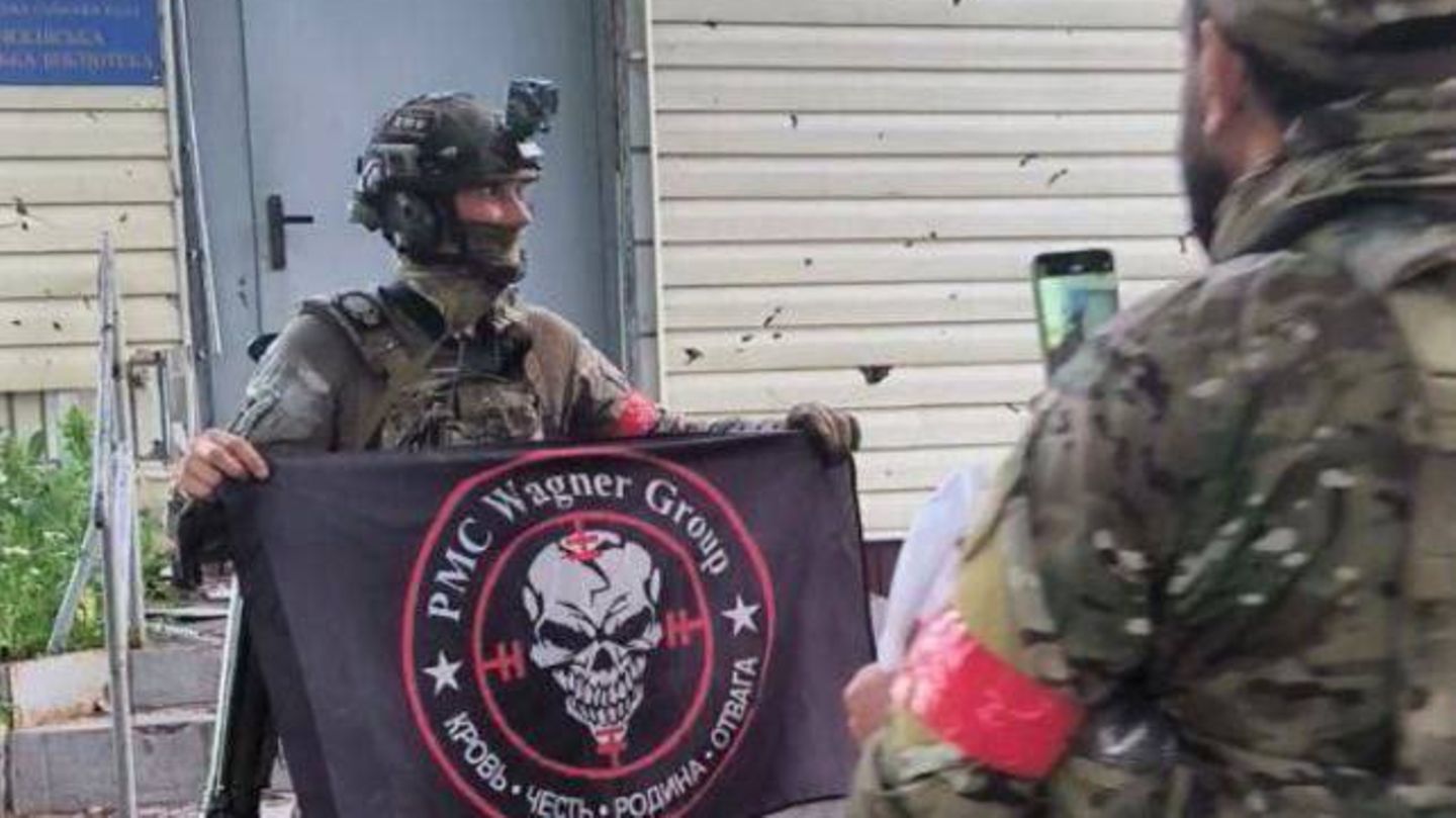 Russische Kämpfer zeigen in der Ukraine das Wagner-Banner