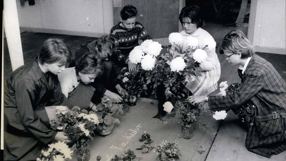 Wenige Tage nach dem Amoklauf legen Eltern und Kinder Blumen am Tatort nieder Wenige Tage nach dem Amoklauf legen Eltern und Kinder Blumen am Tatort nieder