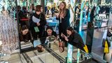 Messestand von Edra mit Spiegeltisch