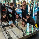 Messestand von Edra mit Spiegeltisch