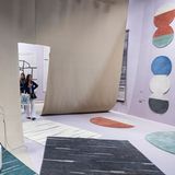 Gute Unterlage: Seit Jahren schon macht die kleine spanische Teppichfirma Nanimarquina auf sich aufmerksam. Auf der Messe zeigten sie nun das Modell "Colorado" von Inga Sempé. Der Teppich solle sich anfühlen wie das Fell eines Tieres, wünschte sich die Designerin, dabei aber aus Wolle gewebt sein. Die Farben hat sie so gewählt, dass man das Gefühl bekommt, man stehe (oder liege) auf dem Erdboden. Leider nicht für Katzenhalter geeignet...