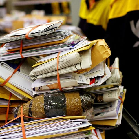 Postreform: Ein Stapel Briefe zusammengeschnürt durch Gummibänder liegt in einem Zustellzentrum der Post