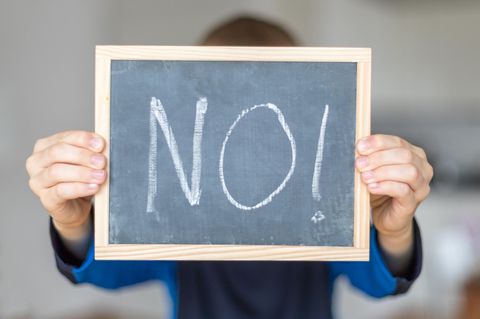 Neinsagen: Frau hält Schild mit Nein hoch