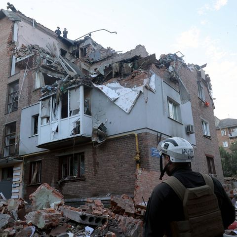 Helfer bei einem zerstörten Haus in Charkiw in der Ukraine