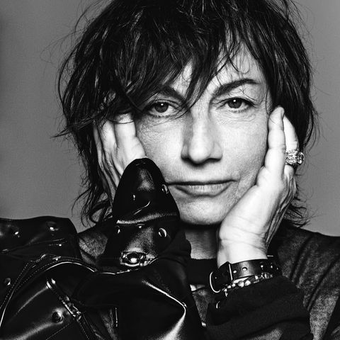 Gianna Nannini stützt die Hände auf den Kopf und schaut in die Kamera