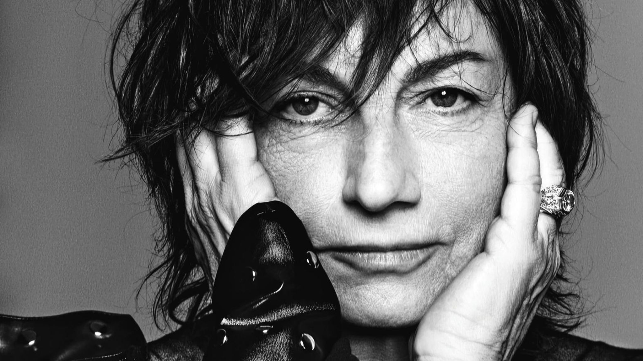 Gianna Nannini stützt die Hände auf den Kopf und schaut in die Kamera