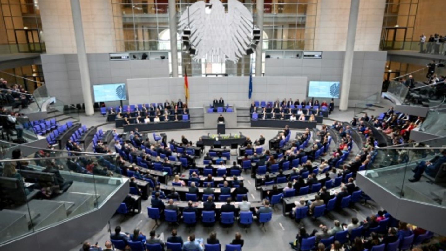 AfD-Abgeordnete Bleiben Selenskyjs Rede Im Bundestag Größtenteils Fern ...