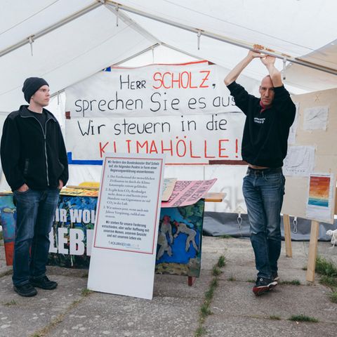 Adrian Lack (l.) und Wolfgang Metzeler-Kick in dem Zelt für Pressekonferenzen