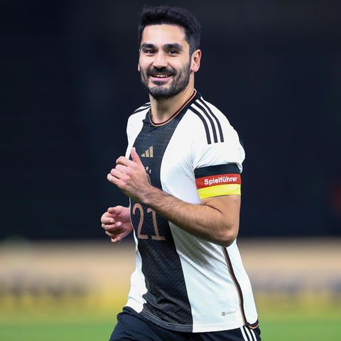 Ilkay Gündogan läuft mit der Kapitänsbinde über den Platz