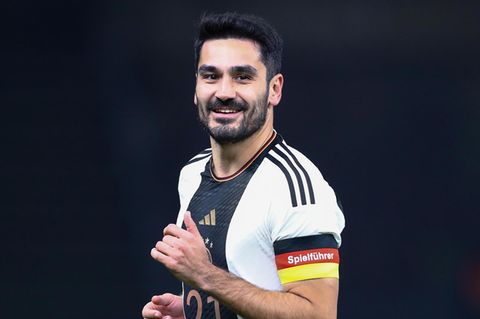 Ilkay Gündogan läuft mit der Kapitänsbinde über den Platz