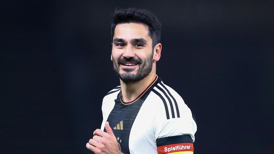 Ilkay Gündogan läuft mit der Kapitänsbinde über den Platz