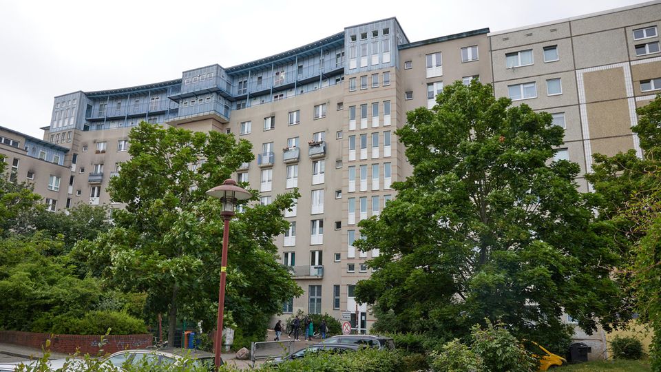 Aus diesem Wohnhaus in Berlin-Altglienicke wurde das Mädchen mutmaßlich aus dem dritten Stockwerk geworfen