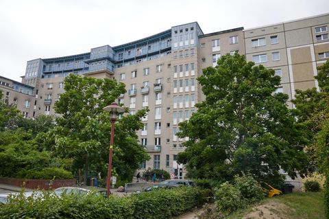 Aus diesem Wohnhaus in Berlin-Altglienicke wurde das Mädchen mutmaßlich aus dem dritten Stockwerk geworfen
