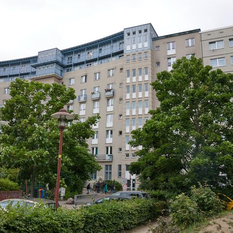 Aus diesem Wohnhaus in Berlin-Altglienicke wurde das Mädchen mutmaßlich aus dem dritten Stockwerk geworfen