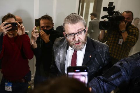 EU-Parlament: Der rechtsextreme polnische Abgeordnete Grzegorz Braun stellt sich kritischen Reporterfragen