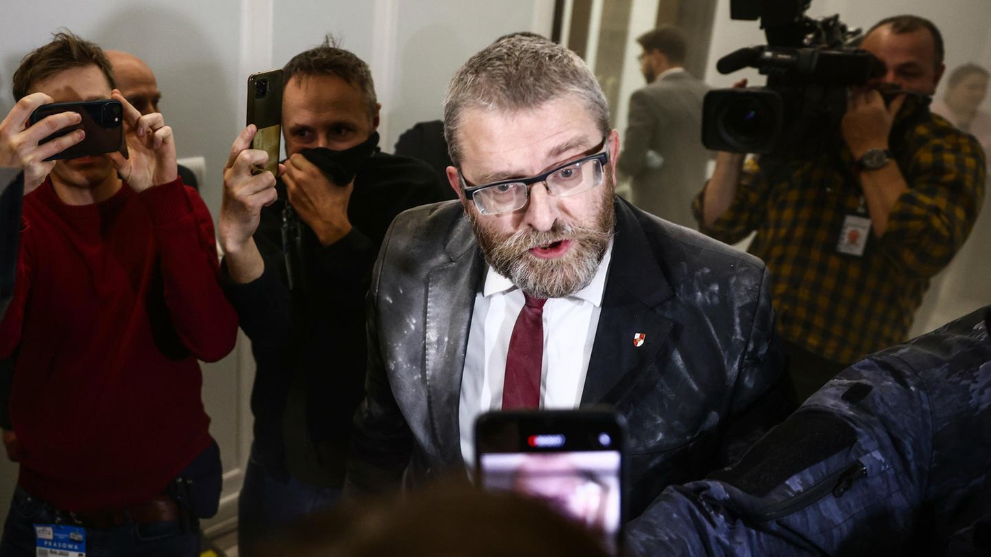 EU-Parlament: Der rechtsextreme polnische Abgeordnete Grzegorz Braun stellt sich kritischen Reporterfragen