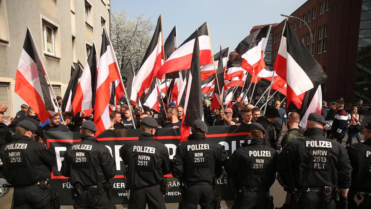 Polizisten vor einer Demonstration von Rechtsextremisten in Köln