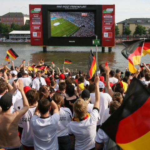 Fans in Frankfurt verfolgen ein Fußballspiel während der WM 2006 – ob es dieses Jahr zur Fußball-EM auch etwas zu feiern gibt?