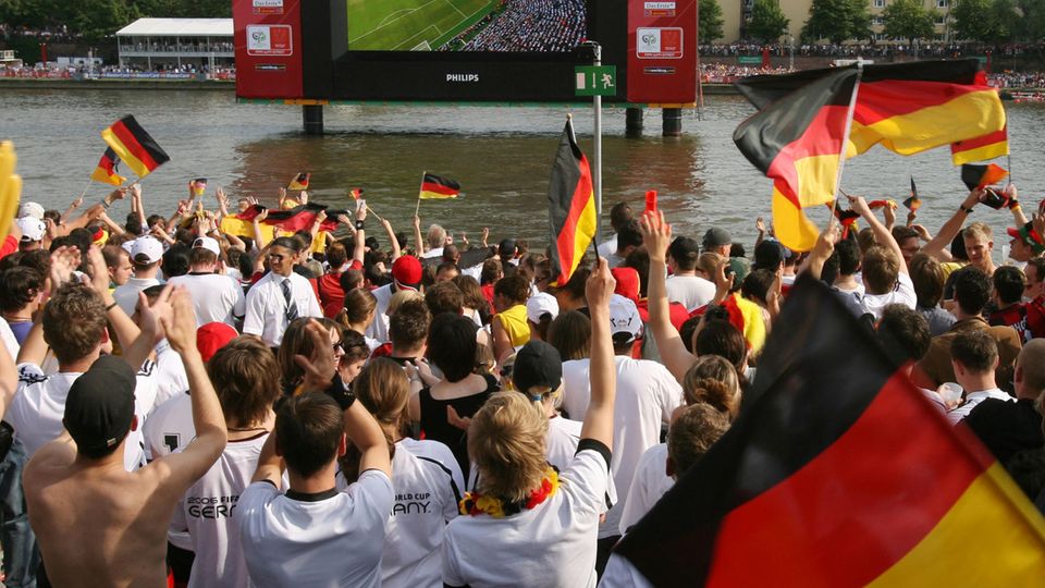 Fans in Frankfurt schauen sich während der WM 2006 ein Fußballspiel an – gibt es dieses Jahr auch bei der Fußball-Europameisterschaft etwas zu feiern?