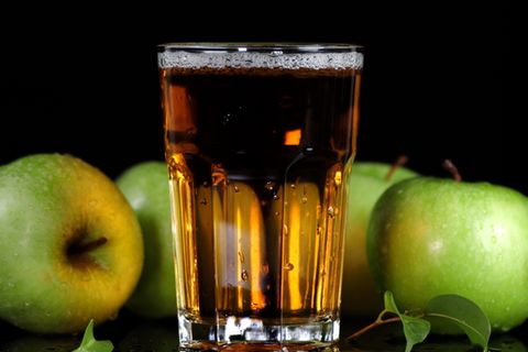 Skurriles Gesetz: Der Apfelsaft-Paragraph: Warum Saft im Restaurant günstiger als Bier sein muss