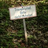 Verkehrsschild Schild Trampelpfad