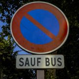 Verkehrsschild Schild Sauf Bus