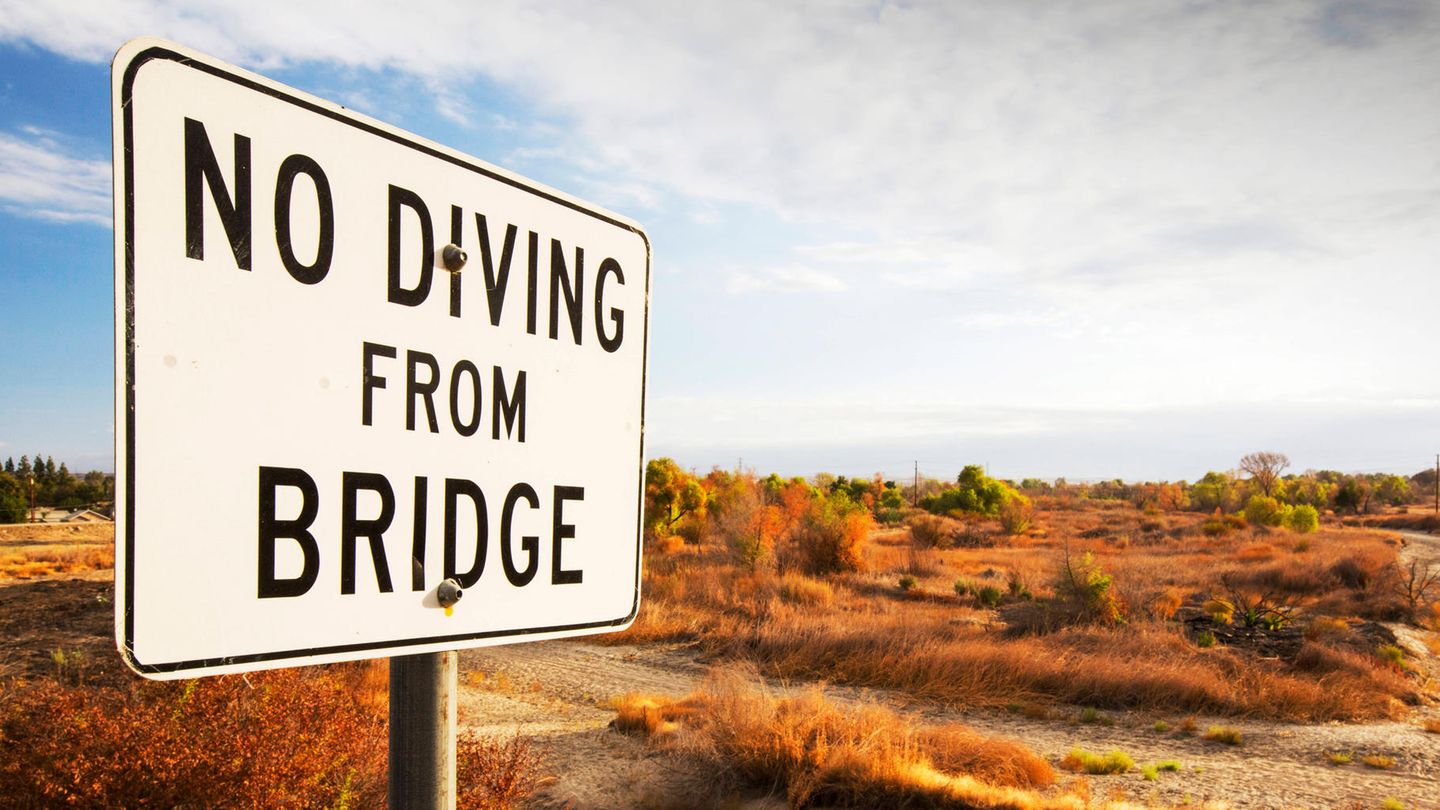 Verkehrsschild Schild Nicht ins Wasser