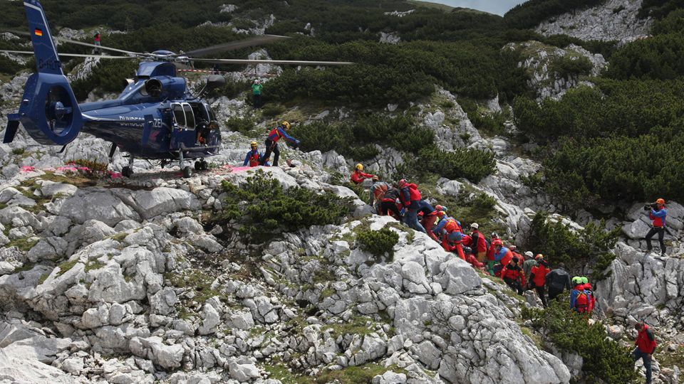 Retter, die die Trage mit dem verletzten Höhlenforscher Johann Westhauser zum Hubschrauber tragen