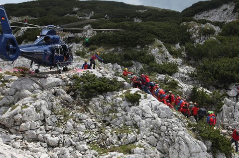 Retter, die die Trage mit dem verletzten Höhlenforscher Johann Westhauser zum Hubschrauber tragen
