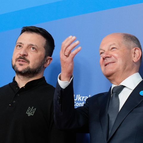 Der ukrainische Präsident Wolodymyr Selenskyj mit Bundeskanzler Scholz bei der Wiederaufbaukonferenz für die Ukraine in Berlin