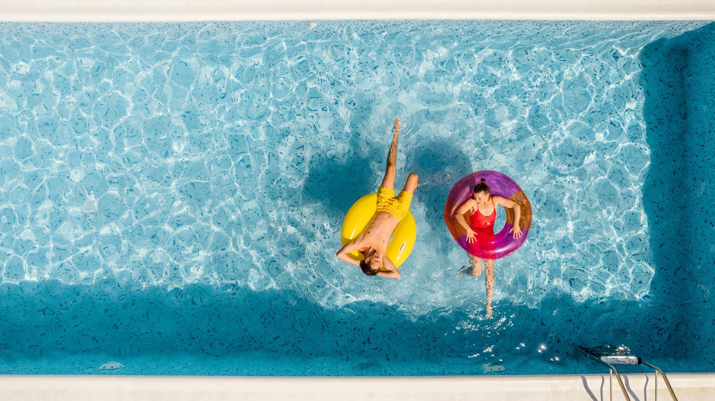 Paar im Pool im Sommerurlaub