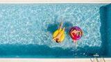 Paar im Pool im Sommerurlaub