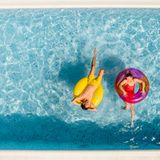 Paar im Pool im Sommerurlaub