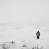 Rahmatullah geht alleine durch eine sandige Ebene