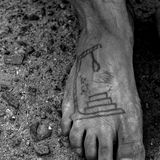 Ein Fuß, auf dessen Spann ein Galgen tätowiert wurden