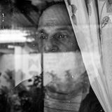 Hussein Ali blickt durch ein Fenster