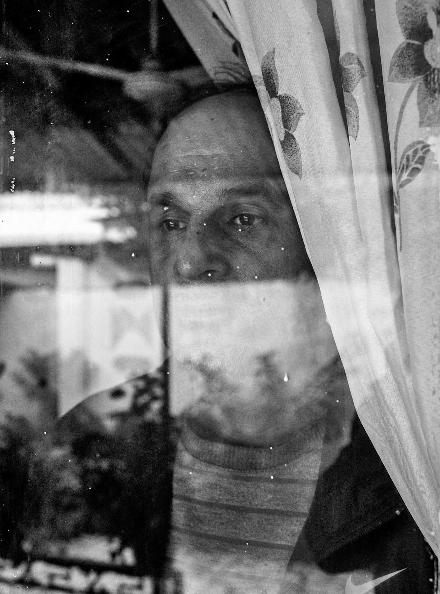 Hossein Ali Hussein Ali blickt durch ein Fenster