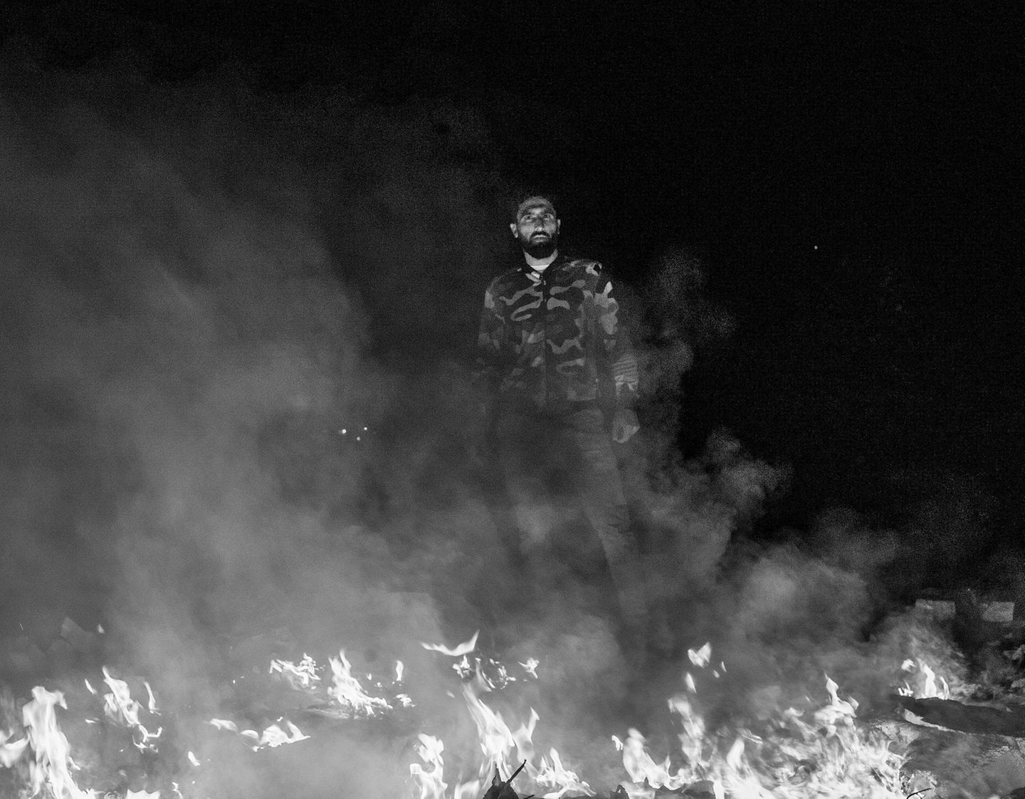 Bagher Bagher steht hinter einem Feuer