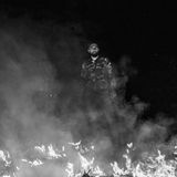 Bagher steht hinter einem Feuer