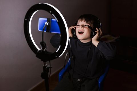 Den Nachwuchs für die Selbstdarstellung im Internet einzusetzen, könne eine Form der Kinderarbeit sein, warnt Terre des Hommes