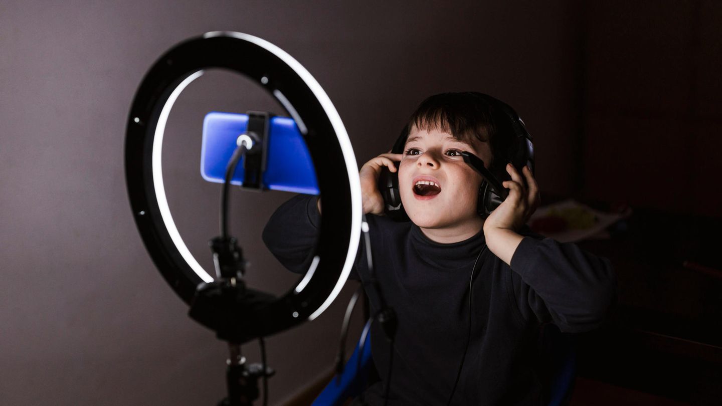 Den Nachwuchs für die Selbstdarstellung im Internet einzusetzen, könne eine Form der Kinderarbeit sein, warnt Terre des Hommes