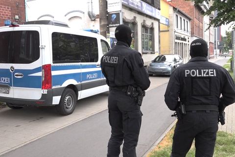 Polizeibeamte vor einem der durchsuchten Objekte in Braunschweig, Niedersachsen