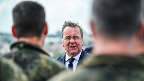 Boris Pistorius bei einem Besuch von in Litauen stationierten Bundeswehrsoldaten im Mai