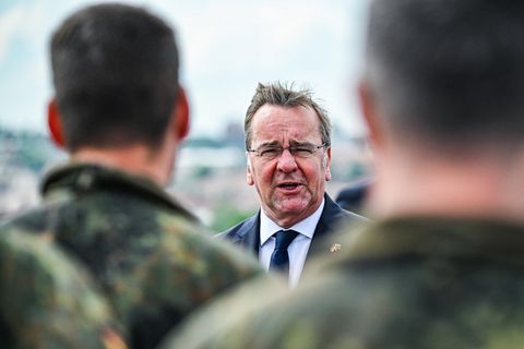 Boris Pistorius bei einem Besuch von in Litauen stationierten Bundeswehrsoldaten im Mai