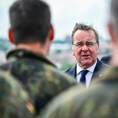 Boris Pistorius bei einem Besuch von in Litauen stationierten Bundeswehrsoldaten im Mai