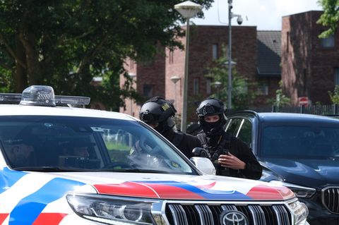 Amsterdam, Niederlande: Bewaffnete Polizisten patrouillieren vor einem Gerichtsgebäude
